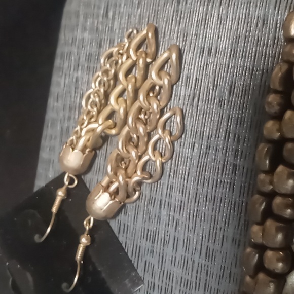 Expandable metal beaded bracelet and chain drop earrings. - Picture 5 of 5